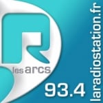 Logo da emissora R Les Arcs 93.4 FM