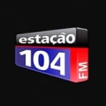 Logo da emissora Rádio Estação 104 FM