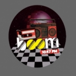 Logo da emissora Radio Boom 104.7 FM